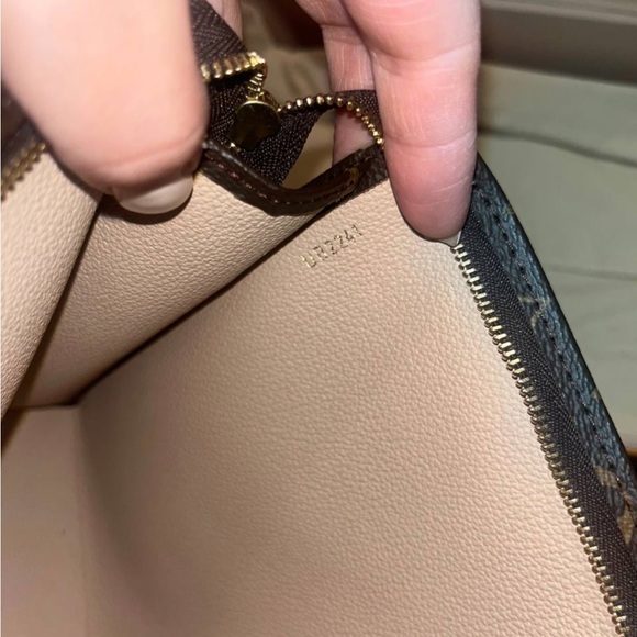 Louis Vuitton - Picture 3 of 3